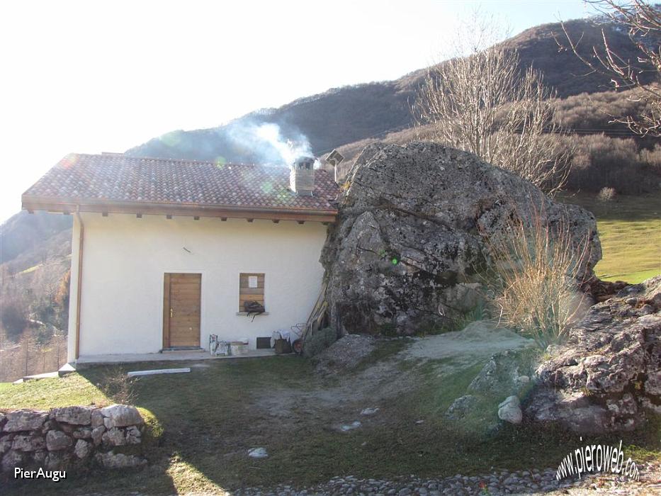 031 la casa nella roccia.JPG